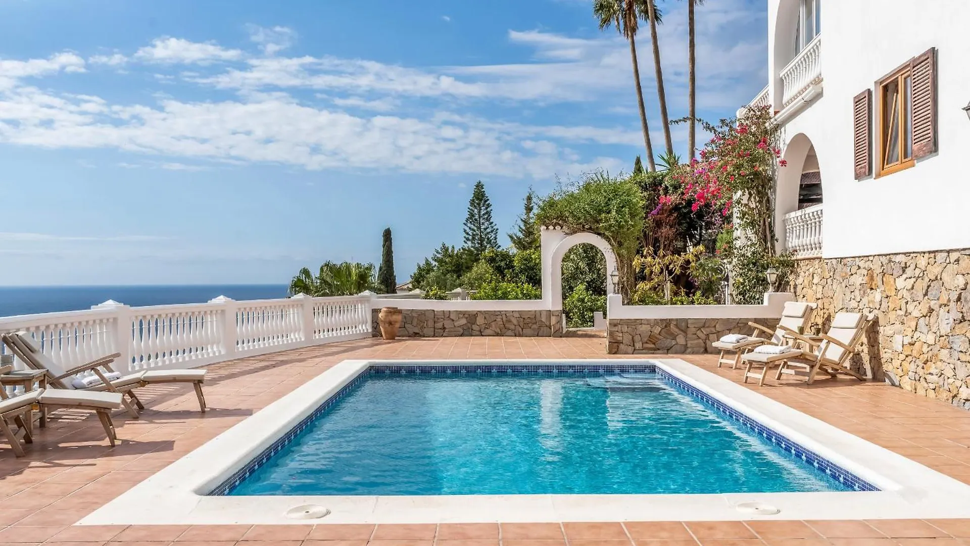 Elegant Retreat With Stunning Sea Views Vila Almuñécar
